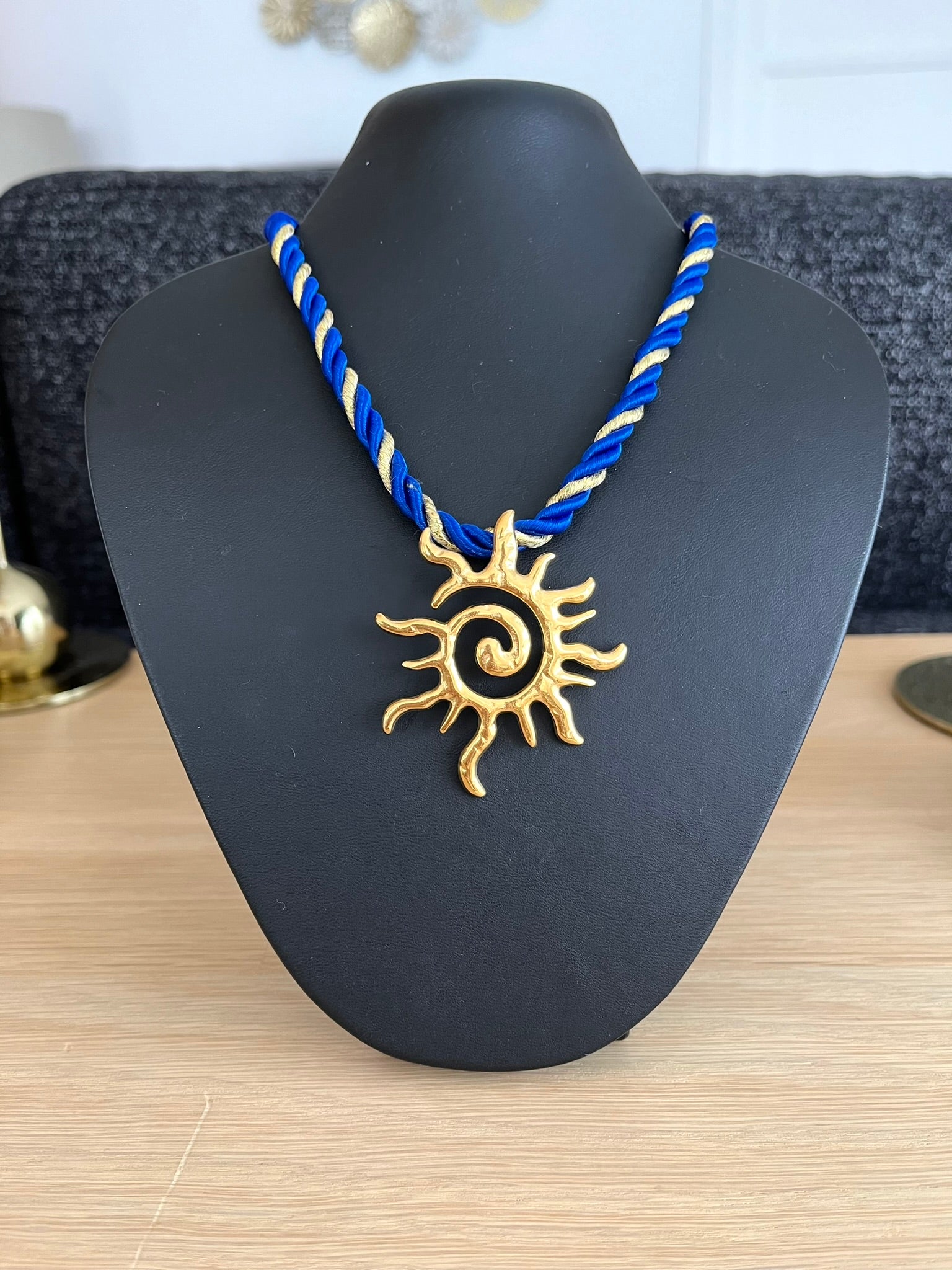 Collier corde tressée bleu et doré avec pendentif soleil en acier inoxydable doré.
Bijou fantaisie fait main.