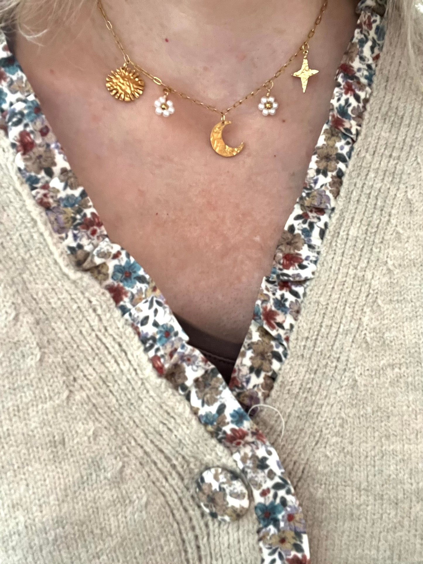 Collier fantaisie fait main.
Collier à breloques en acier inoxydable doré. Thème céleste. Charms en acier doré: lune, soleil, étoile, 2 fleurs perles blanc nacré
Bijou fantaisie fait main.