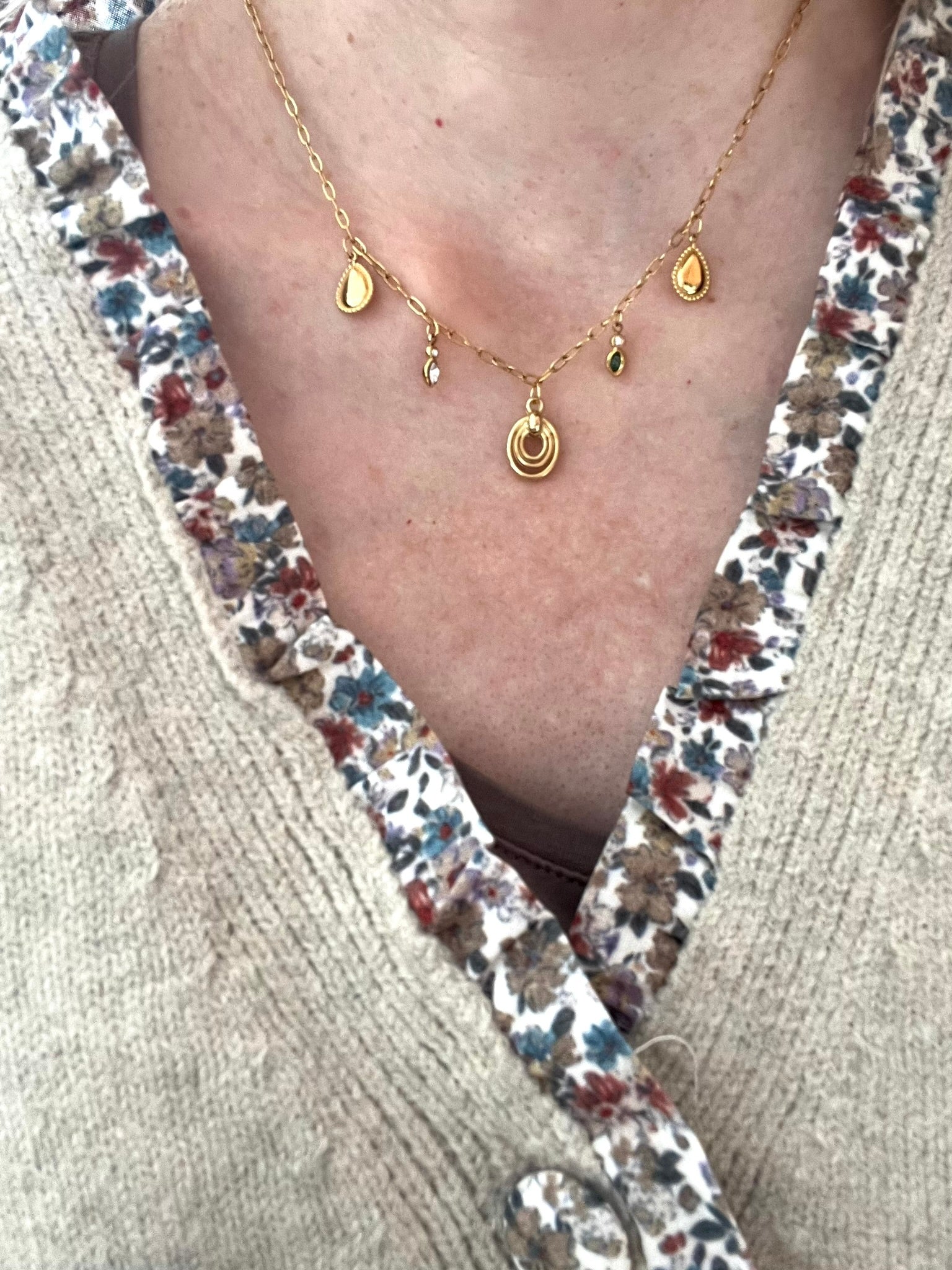 Collier fantaisie fait main.
Collier à breloques en acier inoxydable. Charms fins et élégants en acier et zircons.
Bijou fantaisie fait main.