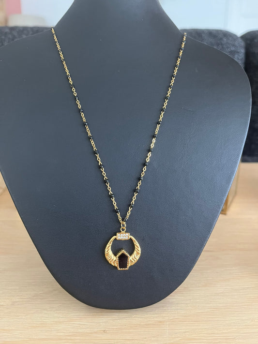 Collier ELIAS - acier doré et noir, pendentif ethnique