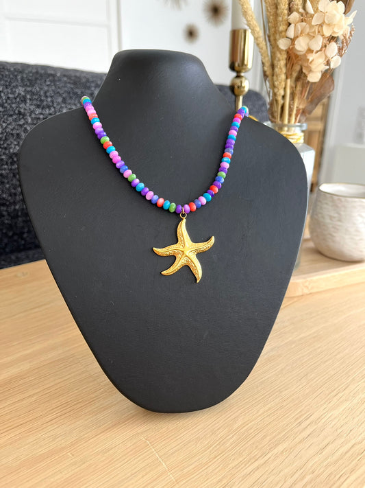 Collier fantaisie fait main.
Perles en coquillage violet multicolore, pendentif coquillage en acier inoxydable doré.
Bijou fantaisie fait main.