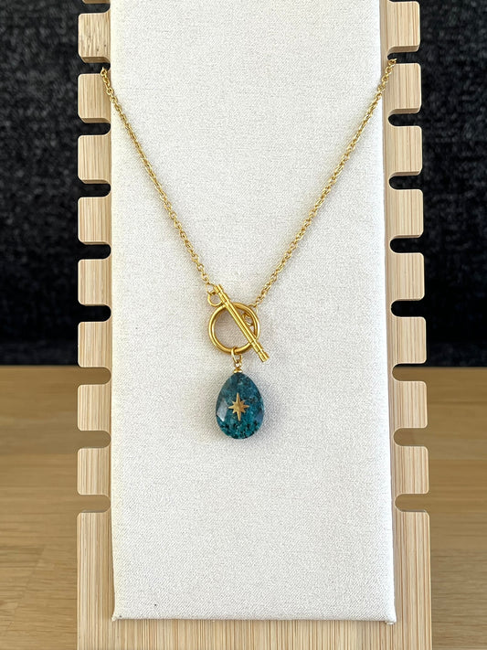 Collier fantaisie fait main en acier inoxydable doré.
Pendentif en pierre bleu pétrole.
Bijou fantaisie fait main.