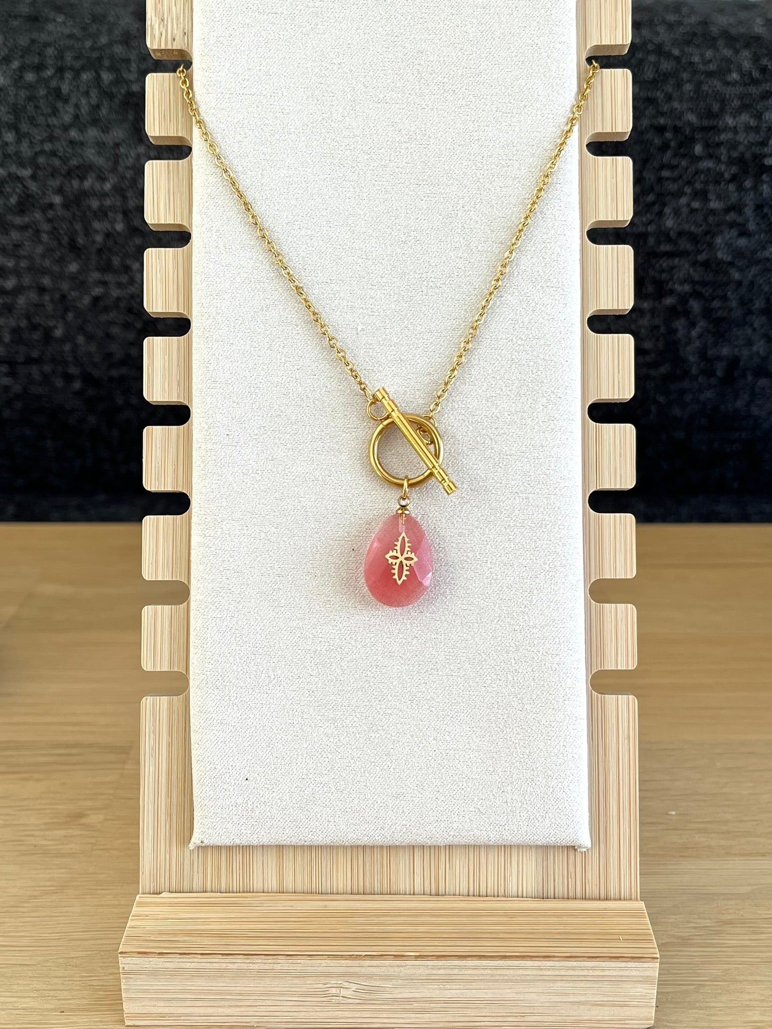 Collier fantaisie femme fait main en acier inoxydable doré.
Pendentif en pierre rose.
Bijou fantaisie fait main.