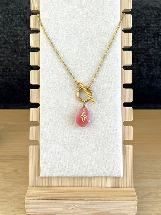 Collier fantaisie femme fait main en acier inoxydable doré.
Pendentif en pierre rose.
Bijou fantaisie fait main.