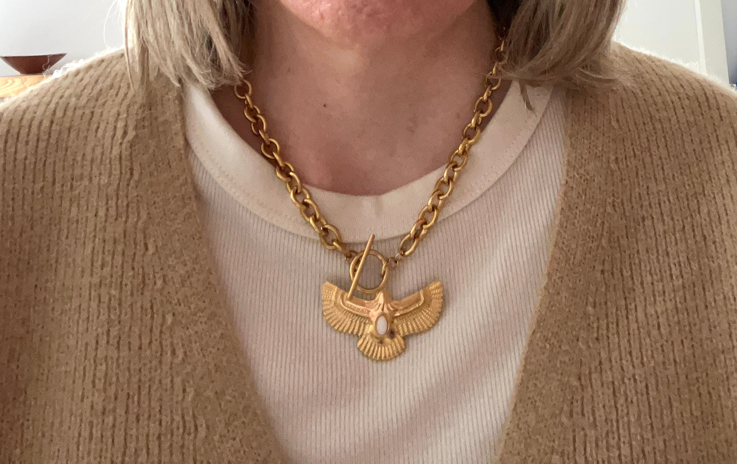 Collier fantaisie fait main.
Chaîne à gros maillons avec fermoir en T. Pendentif Aigle avec cabochon jade blanc.
Bijou fantaisie fait main.