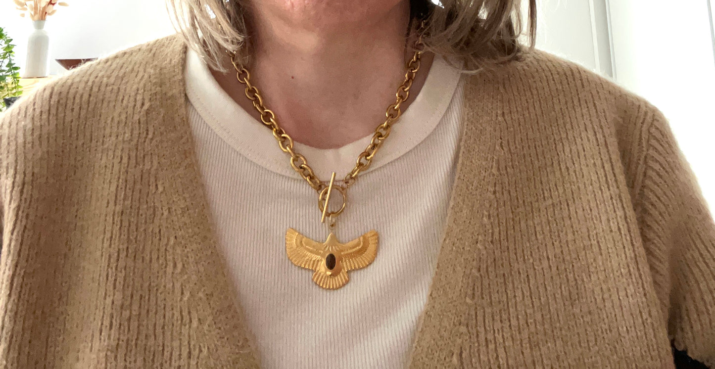 Collier fantaisie fait main.
Chaîne à gros maillons avec fermoir en T. Pendentif Aigle avec cabochon Oeil de tigre.
Bijou fantaisie fait main.