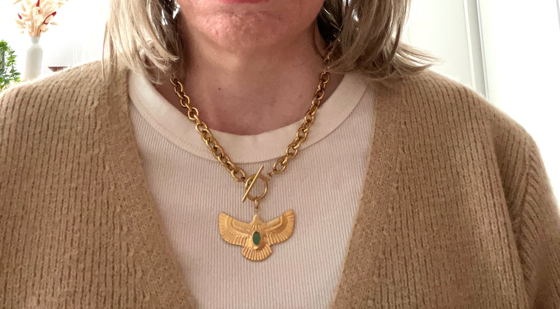 Collier fantaisie fait main.
Chaîne à gros maillons avec fermoir en T. Pendentif Aigle avec cabochon onyx vert.
Bijou fantaisie fait main.