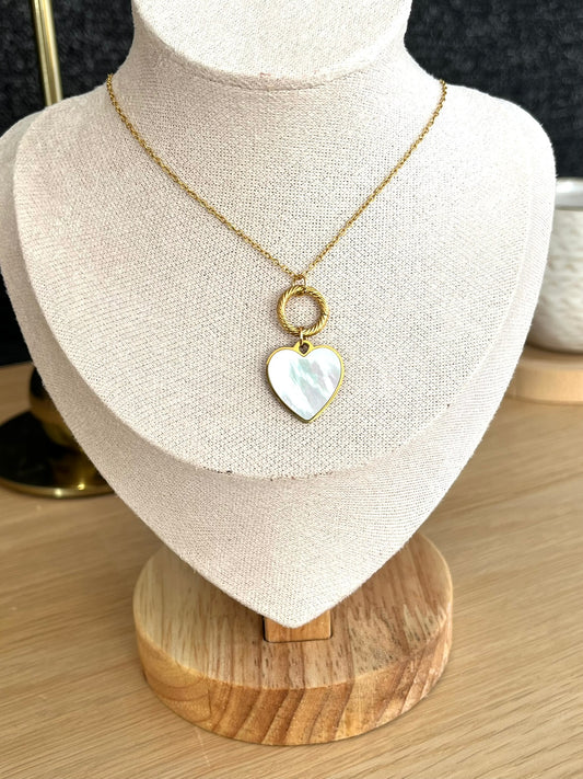 Collier fantaisie femme fait main.
Chaîne en acier inoxydable doré, anneau ciselé de 12mm en acier inox. Pendentif coeur en nacre.
Collier ajustable de 40 à 45 cm
Bijou fait main.
