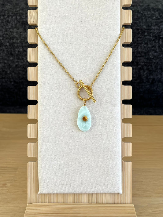 Collier fantaisie fait main en acier inoxydable doré.
Pendentif en pierre couleur vert d'eau.
Bijou fantaisie fait main.