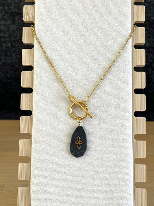 Collier fantaisie fait main en acier inoxydable doré.
Pendentif en pierre noire.
Bijou fantaisie fait main.