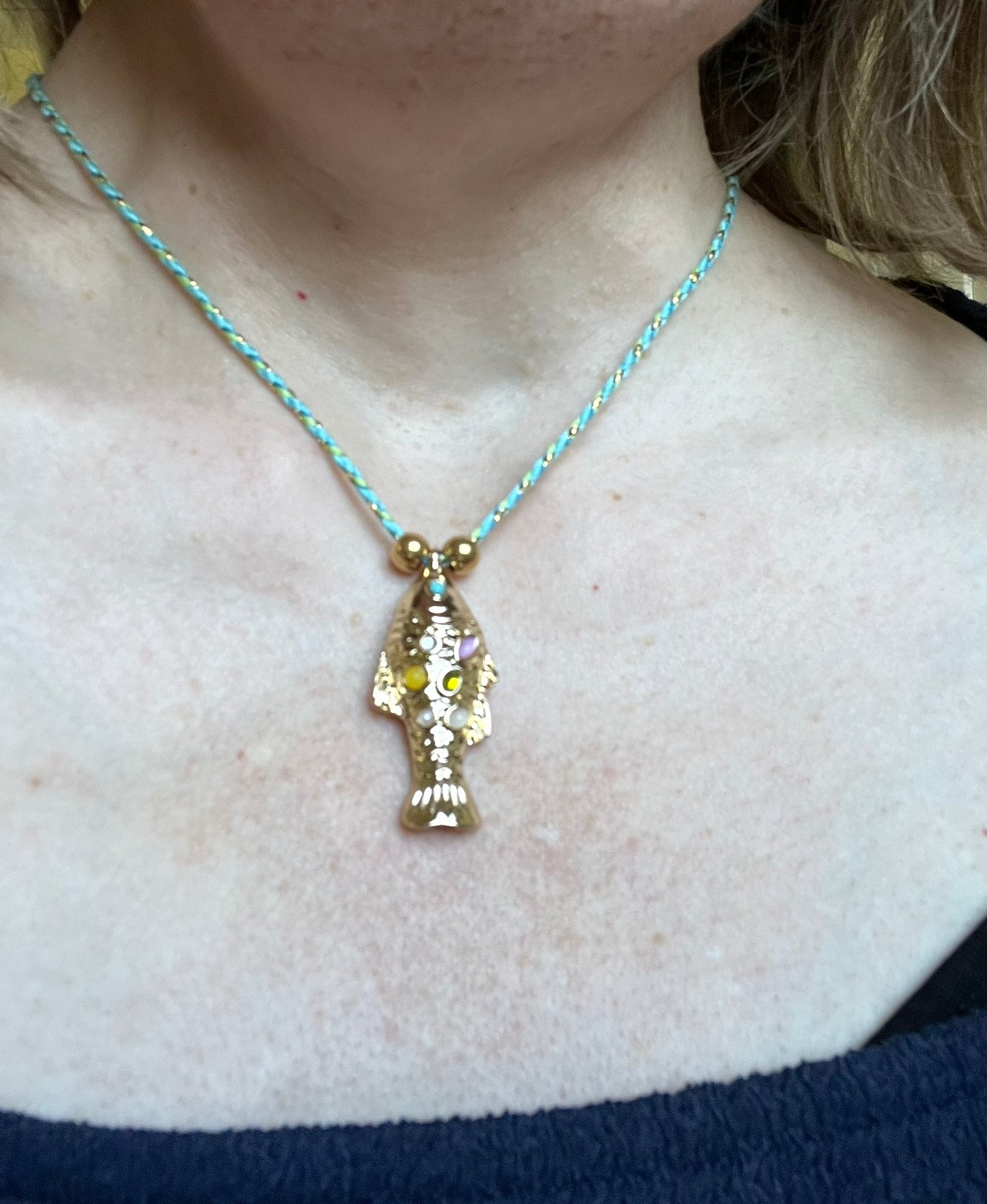 Collier fantaisie fait main.
Collier en cordon tresse en coton vert, turquoise, doré.
Pendentif poisson doré orné de pierres rose, jaune, vert.
Longueur de 41 à 46 cm.
Bijou fantaisie fait main.