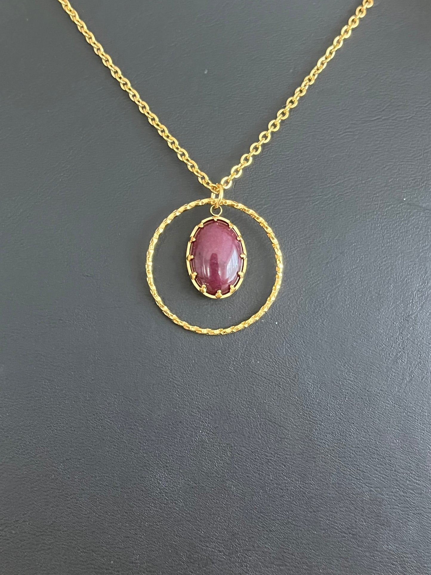 Collier LEO - acier doré et pendentif en pierre Bordeaux