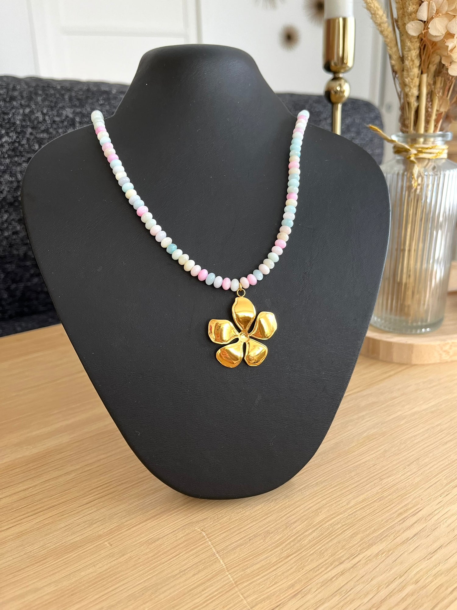 Collier fantaisie fait main.
Perles en coquillage de couleur pastel multicolore, pendentif fleur en acier inoxydable doré.
Bijou fantaisie fait main.
