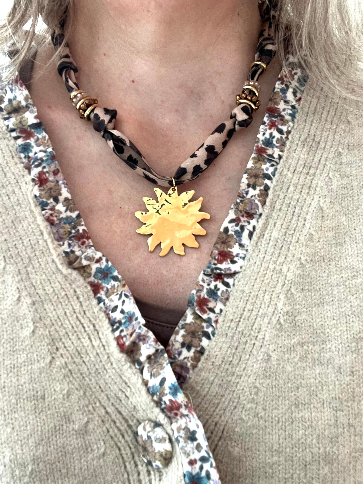 Collier en tissu mprimé léopard et pendentif soleil.
Tissu satiné et pendentif en acier inoxydable.
Longueur: 44cm + 5cm
Bijou fantaisie fait main.