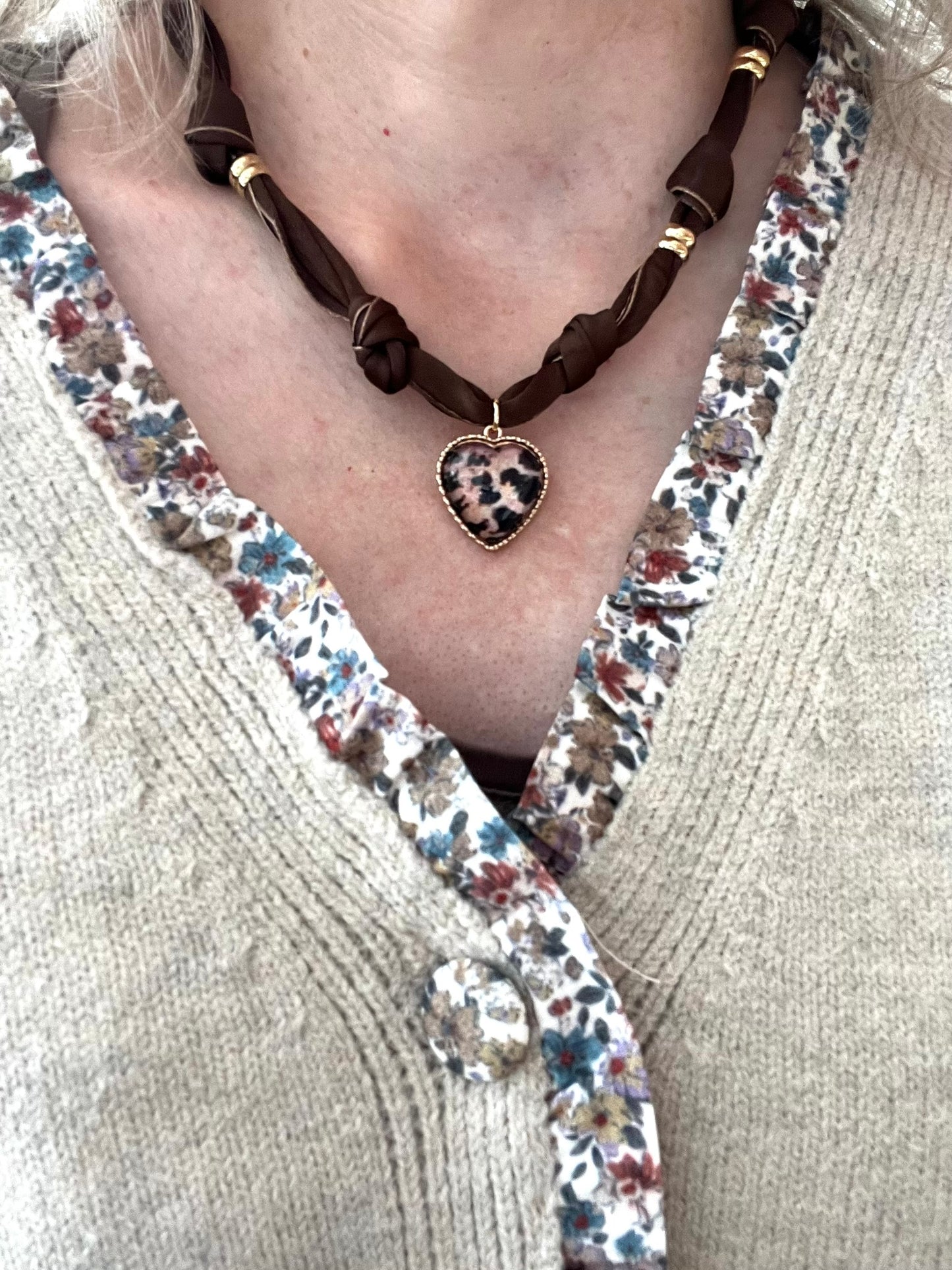 Collier en tissu marron et pendentif coeur imprimé léopard
Tissu satiné et pendentif en métal doré.
Longueur: 44cm + 5cm
Bijou fantaisie fait main.