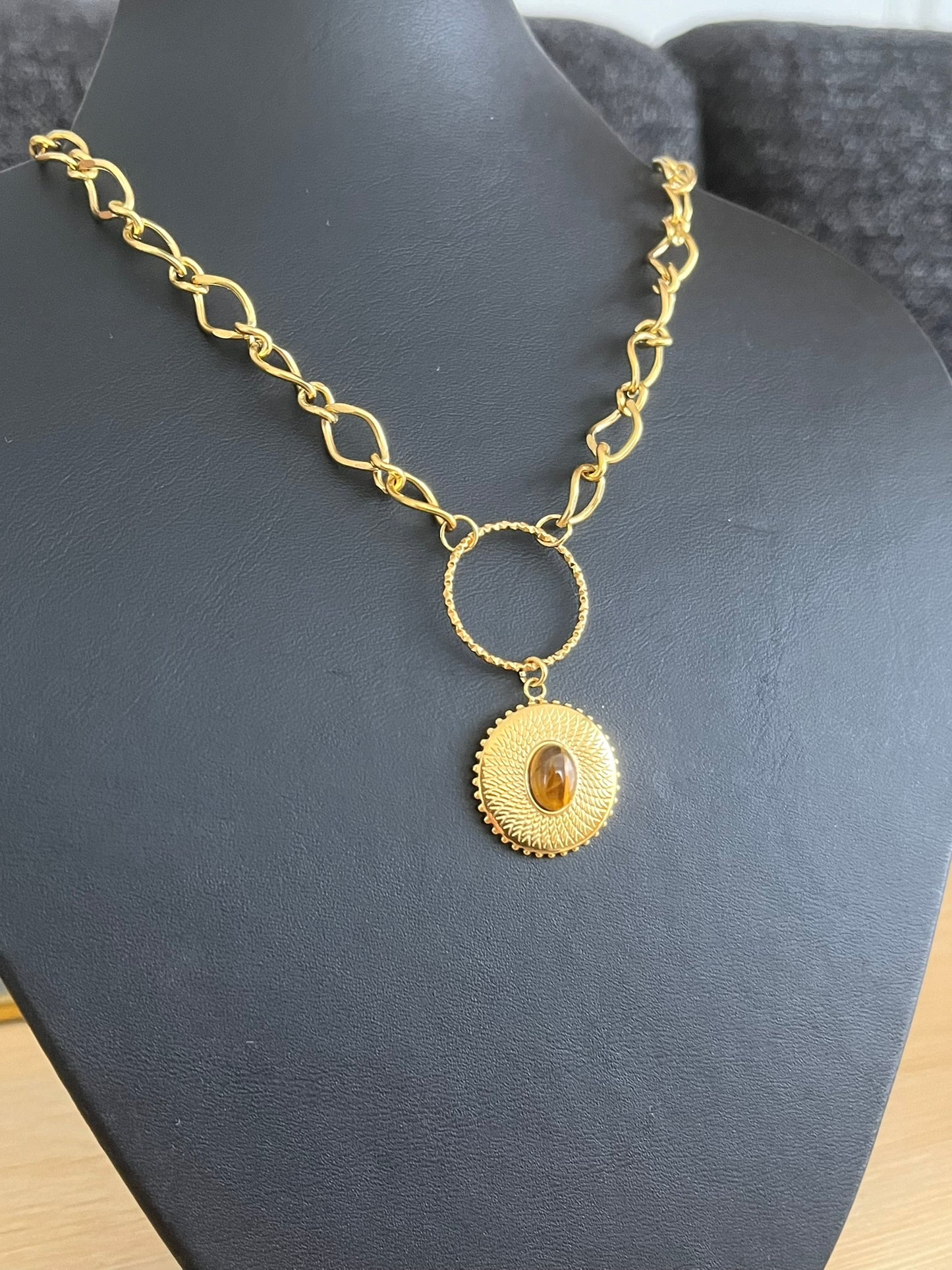 Collier ENZO - en acier doré et Oeil de tigre