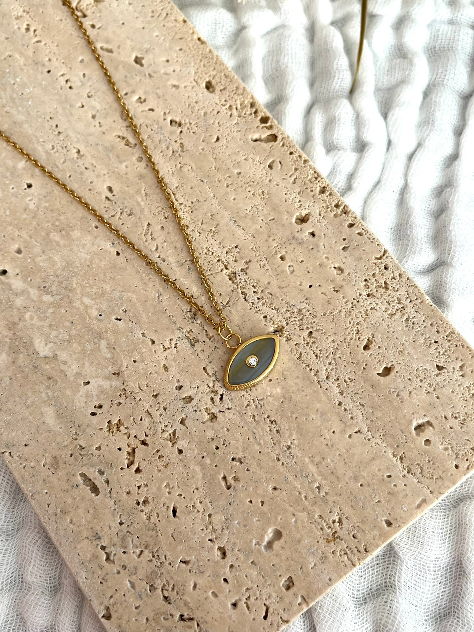 Collier fantaisie fait main.
Collier en acier inoxydable doré. Pendentif oeil bleu foncé.
Bijou fantaisie fait main.