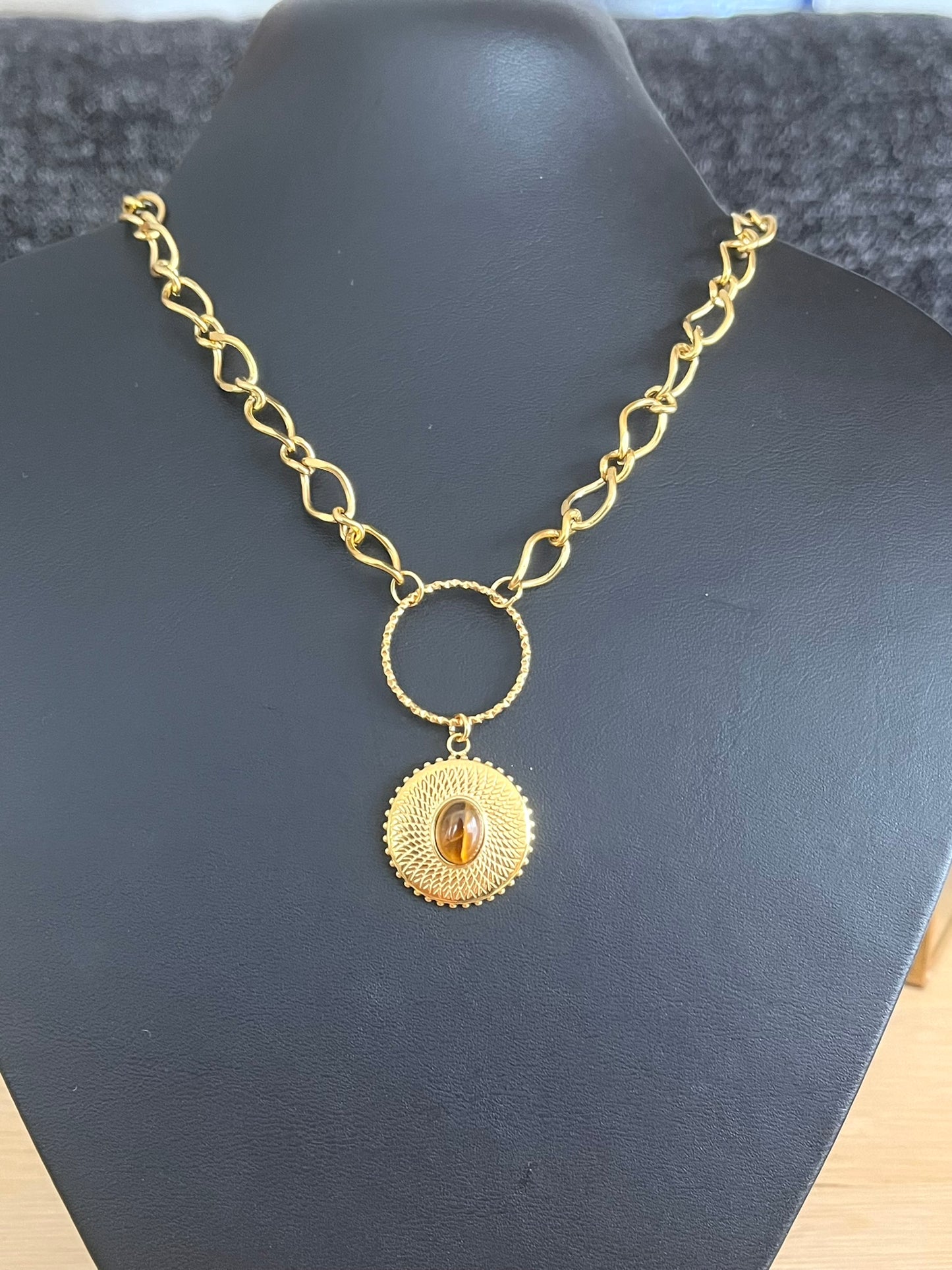 Collier ENZO - en acier doré et Oeil de tigre