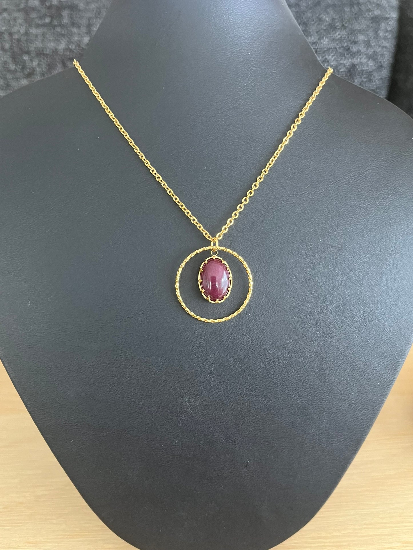 Collier LEO - acier doré et pendentif en pierre Bordeaux