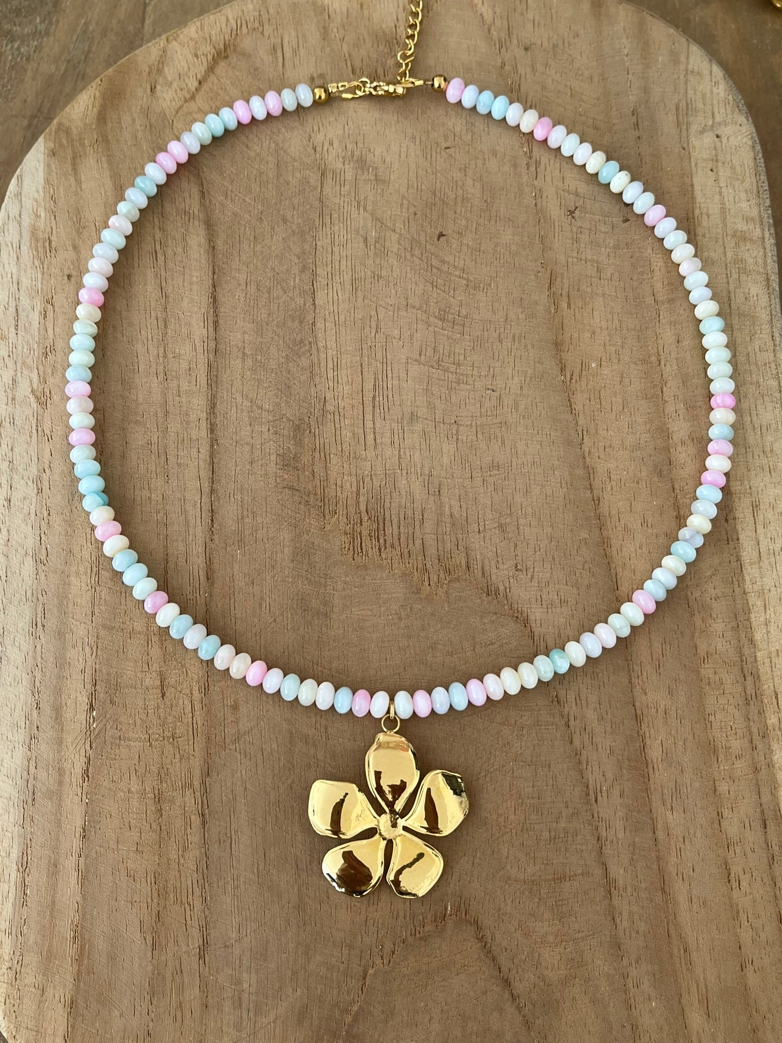 Collier fantaisie fait main.
Perles en coquillage de couleur pastel multicolore, pendentif fleur en acier inoxydable doré.
Bijou fantaisie fait main.