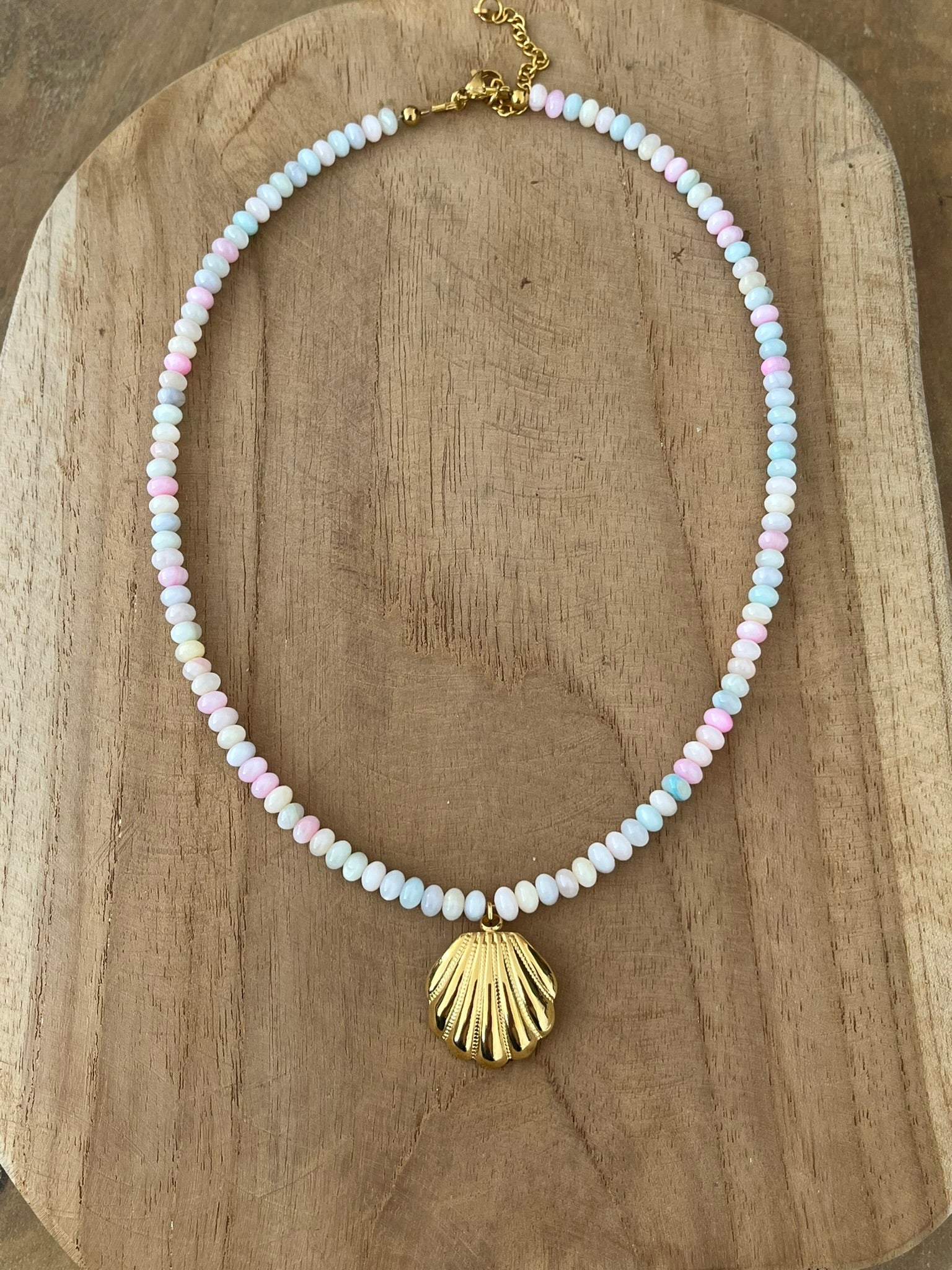 Collier fantaisie fait main.
Perles en coquillage de couleur pastel multicolore, pendentif coquillage en acier inoxydable doré.
Bijou fantaisie fait main.