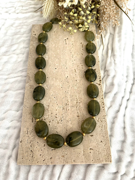 Collier fantaisie fait main.
Perles ovales en résine vert olive.
Petites perles intercalaires ronde en acier doré.
Bijou fantaisie fait main.