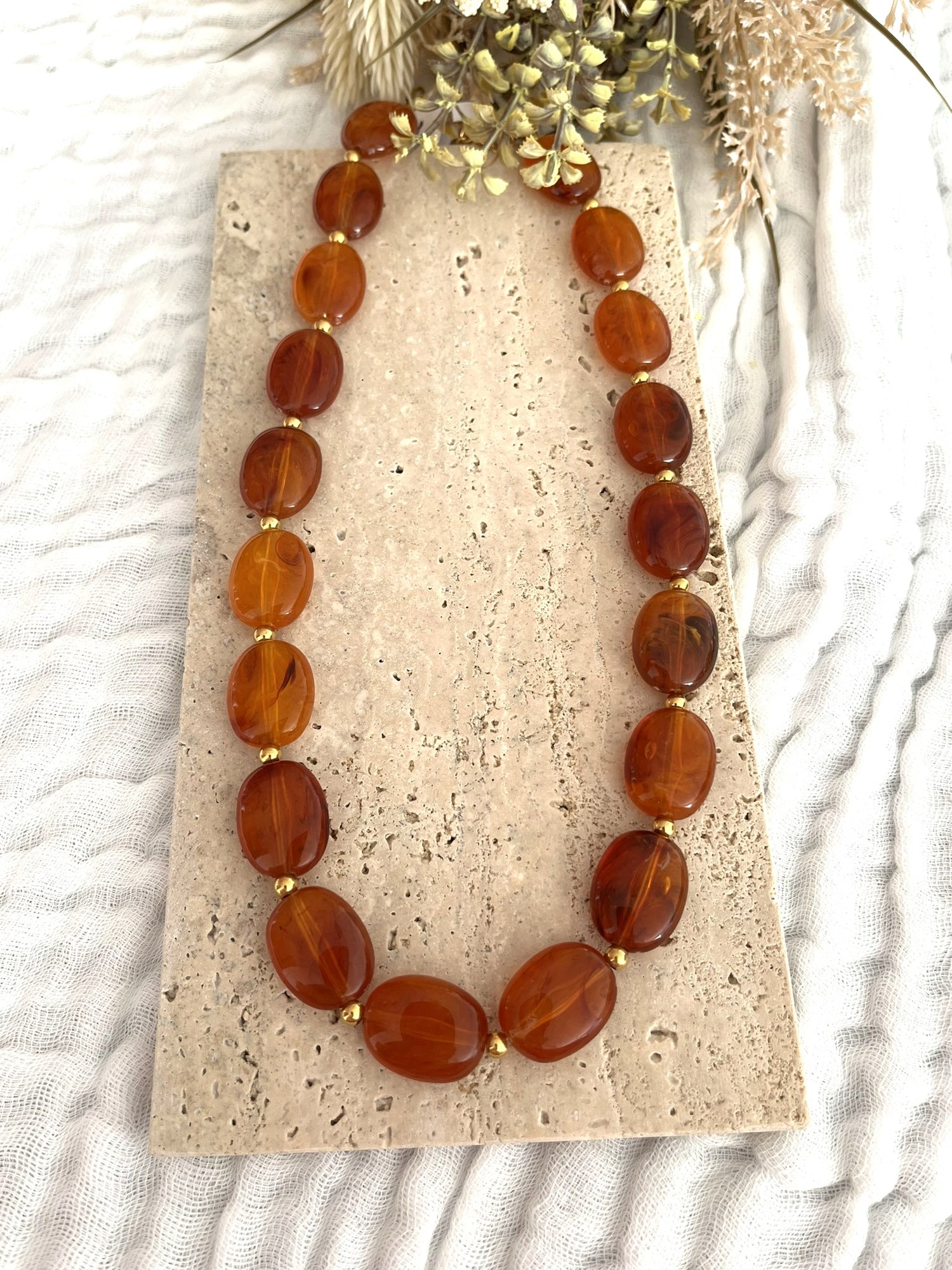 Collier fantaisie fait main.
Perles ovales en résine ambre marbré.
Petites perles intercalaires ronde en acier doré.
Bijou fantaisie fait main.