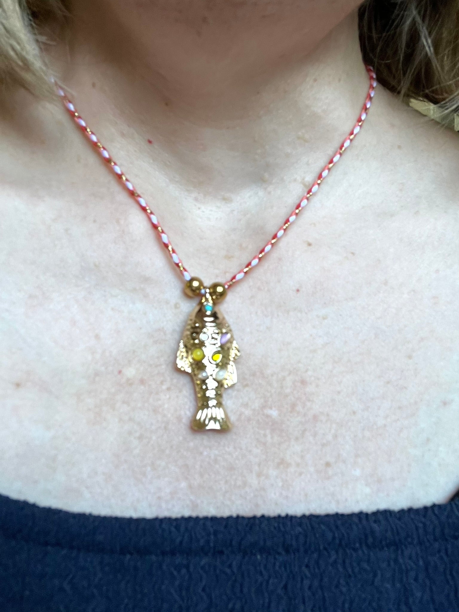 Collier fantaisie fait main.
Collier en cordon tresse en coton rose, turquoise, doré.
Pendentif poisson doré orné de pierres rose, jaune, vert.
Longueur de 41 à 46 cm.
Bijou fantaisie fait main