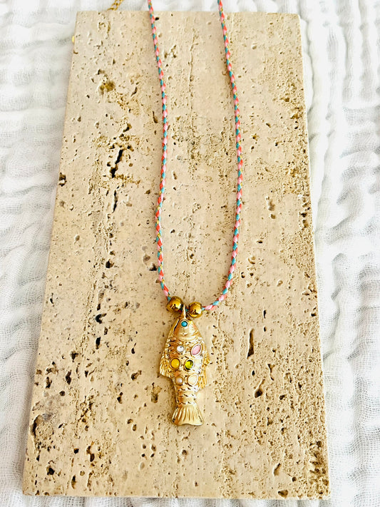 Collier fantaisie fait main.
Collier en cordon tresse en coton rose, turquoise, doré.
Pendentif poisson doré orné de pierres rose, jaune, vert.
Longueur de 41 à 46 cm.
Bijou fantaisie fait main.