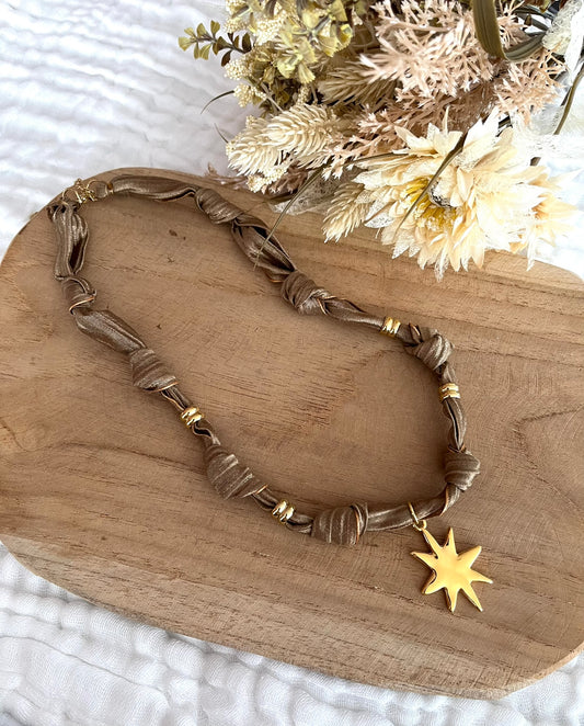 Collier en tissu couleur taupe et pendentif étoile doré
Tissu satiné et pendentif en acier inoxydable.
Longueur: 44cm + 5cm
Bijou fantaisie fait main.