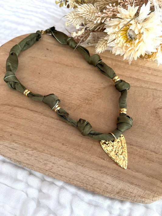 Collier en tissu vert kaki et pendentif coeur martelé
Tissu satiné et pendentif en acier inoxydable doré.
Longueur: 44cm + 5cm
Bijou fantaisie fait main.