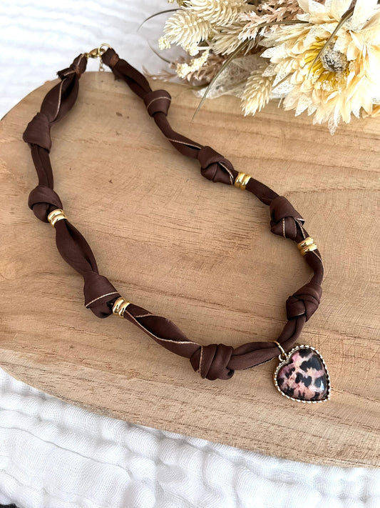 Collier en tissu marron et pendentif coeur imprimé léopard
Tissu satiné et pendentif en métal doré.
Longueur: 44cm + 5cm
Bijou fantaisie fait main.