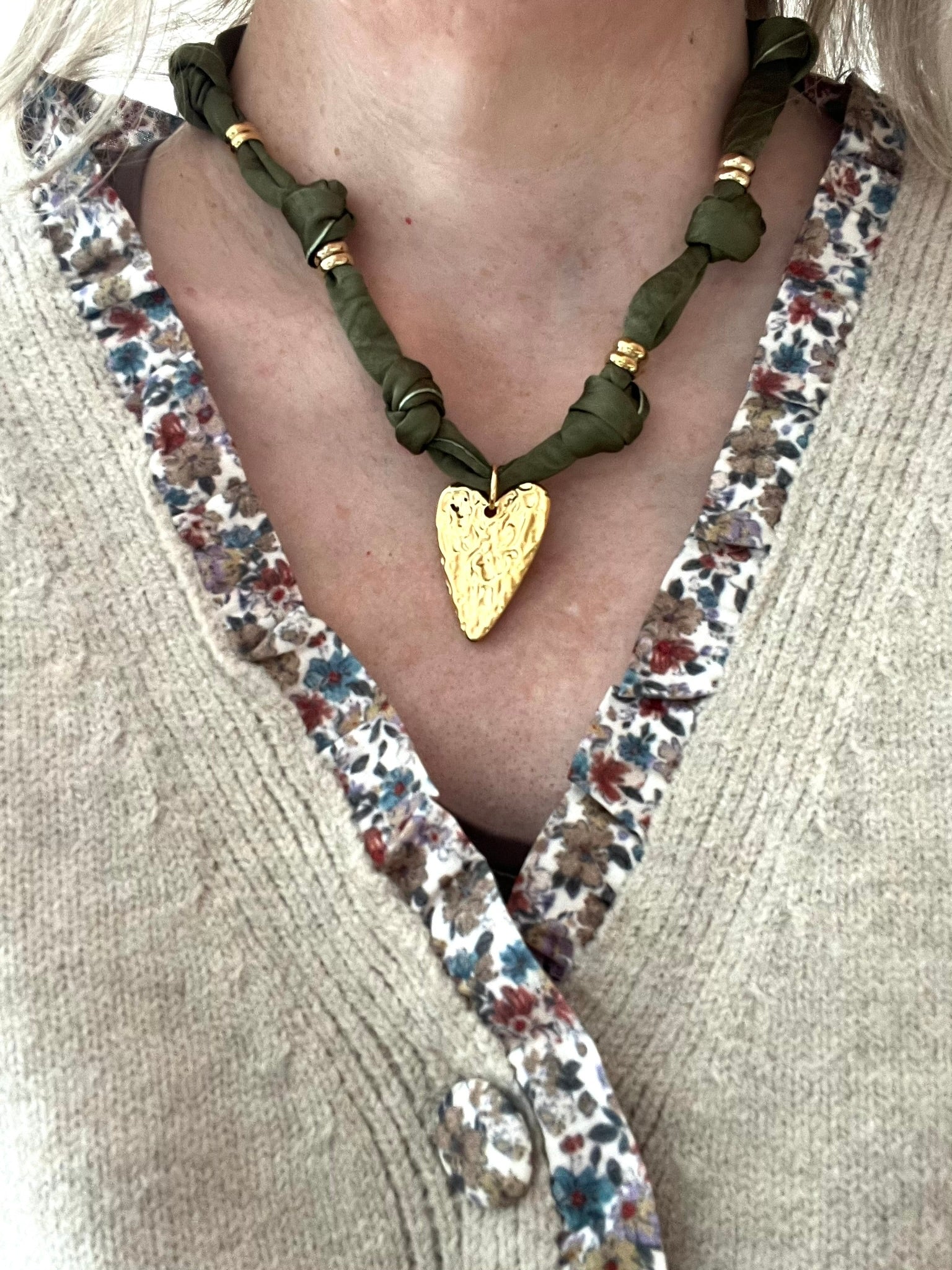 Collier en tissu vert kaki et pendentif coeur martelé
Tissu satiné et pendentif en acier inoxydable doré.
Longueur: 44cm + 5cm
Bijou fantaisie fait main.