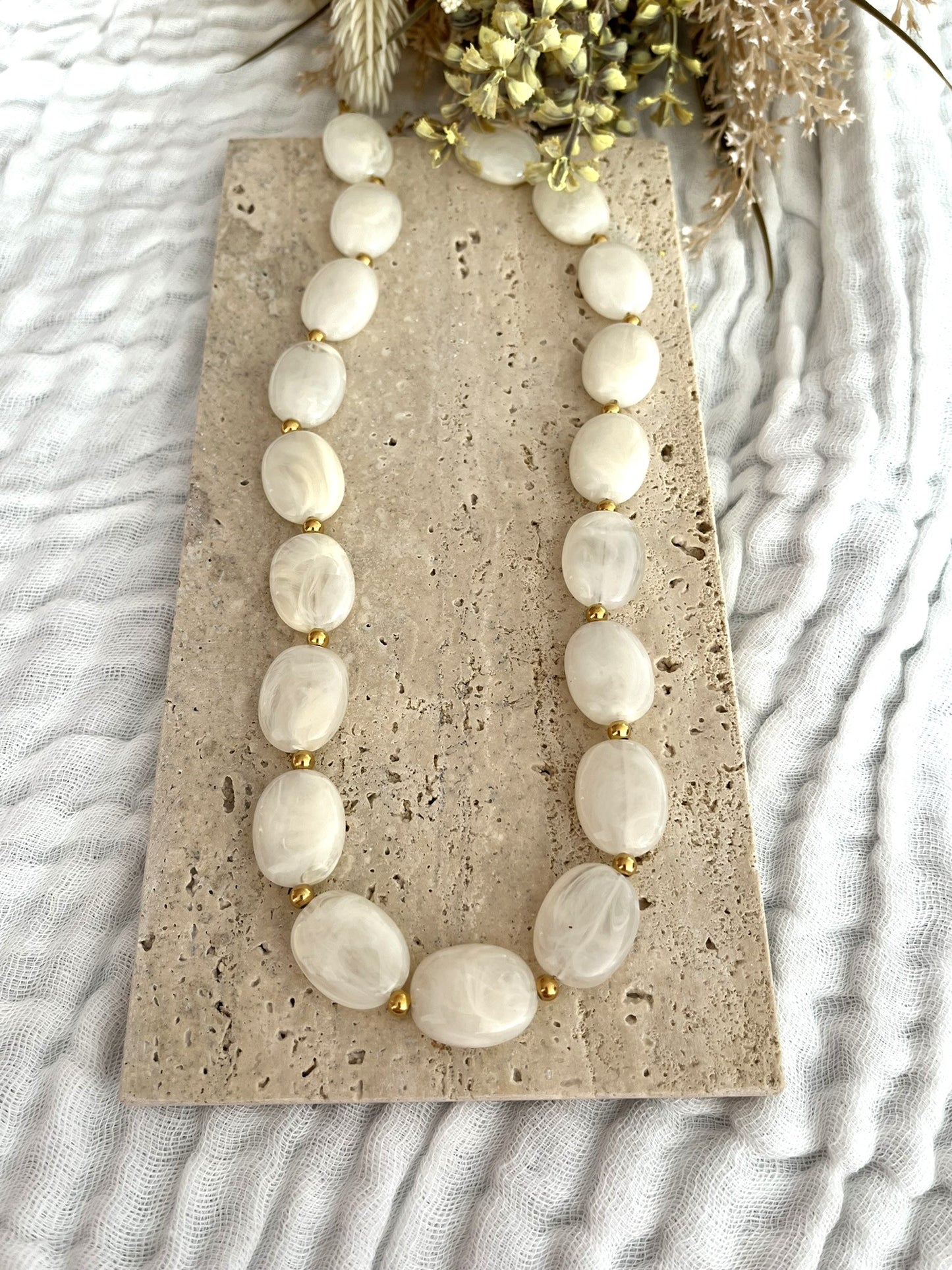 Collier fantaisie fait main.
Perles ovales en résine vert olive.
Petites perles intercalaires ronde en acier doré.
Bijou fantaisie fait main.