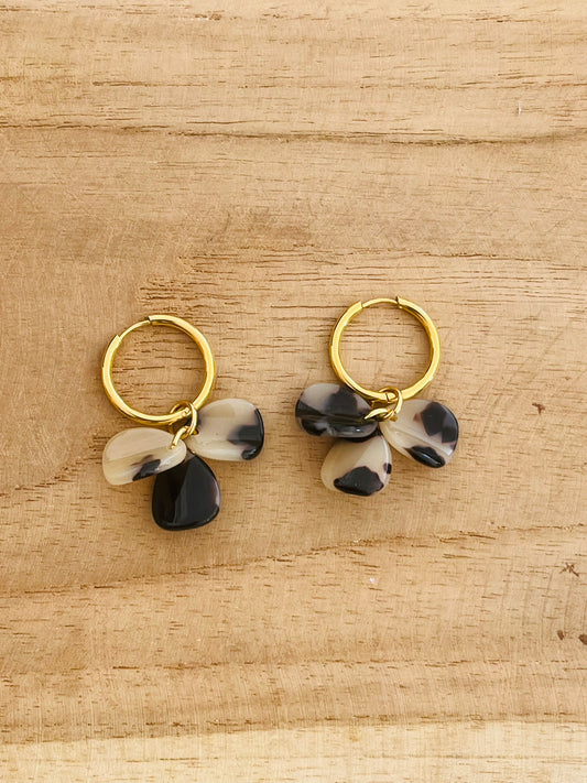 boucles d'oreilles créoles en acier inoxydable. Pétales en acrylique beige et noir. Bijou fantaisie fait main.