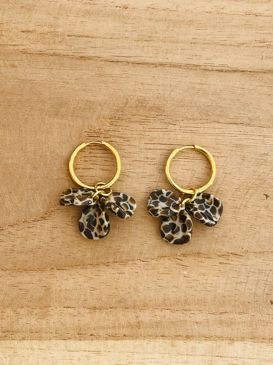 boucles d'oreilles créoles en acier inoxydable. Pétales en acrylique beige et marron, tachetées façon léopard. Bijou fantaisie fait main.