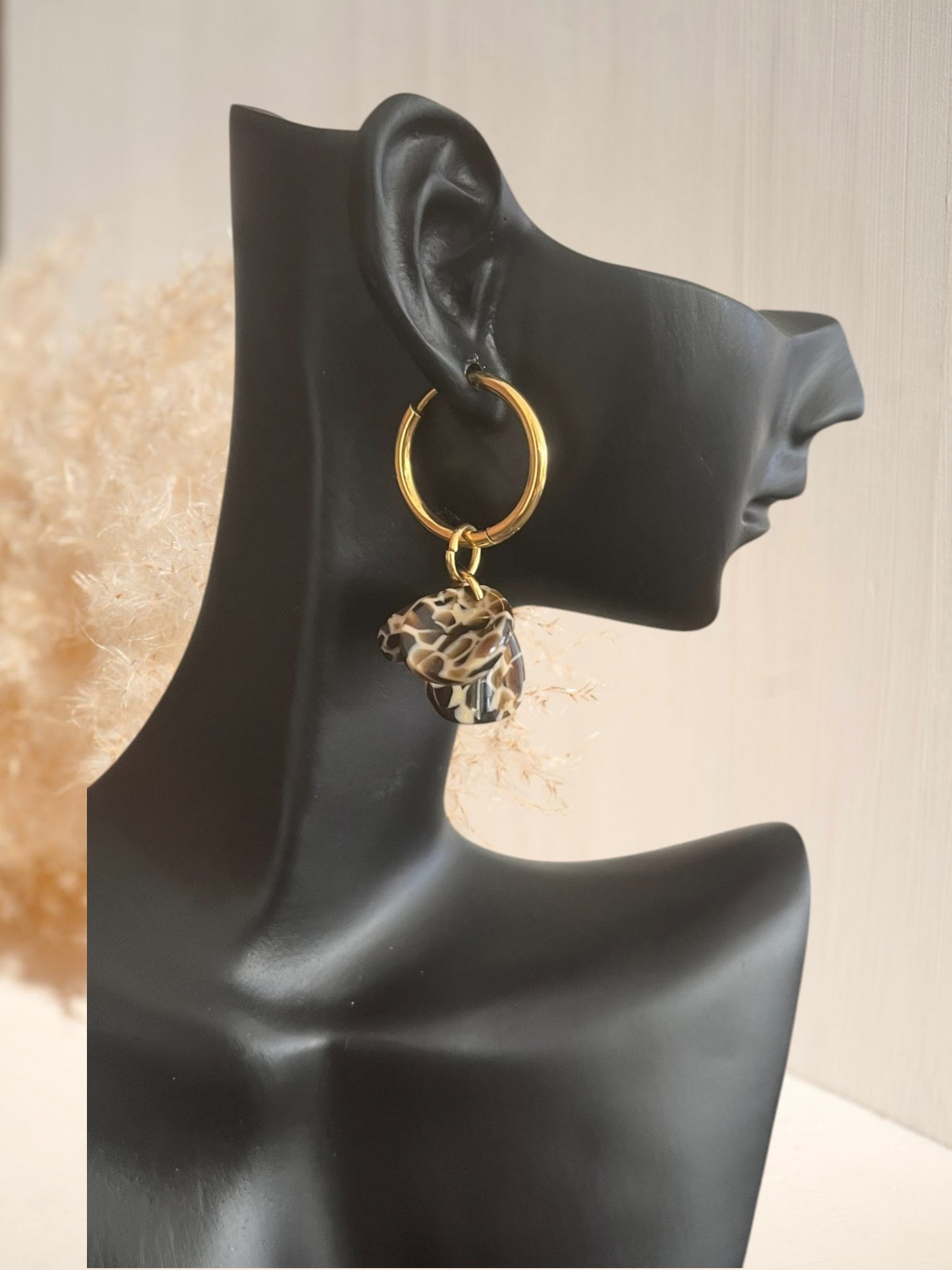 boucles d'oreilles créoles en acier inoxydable. Pétales en acrylique beige et marron, tachetées façon léopard.
Bijou fantaisie fait main.