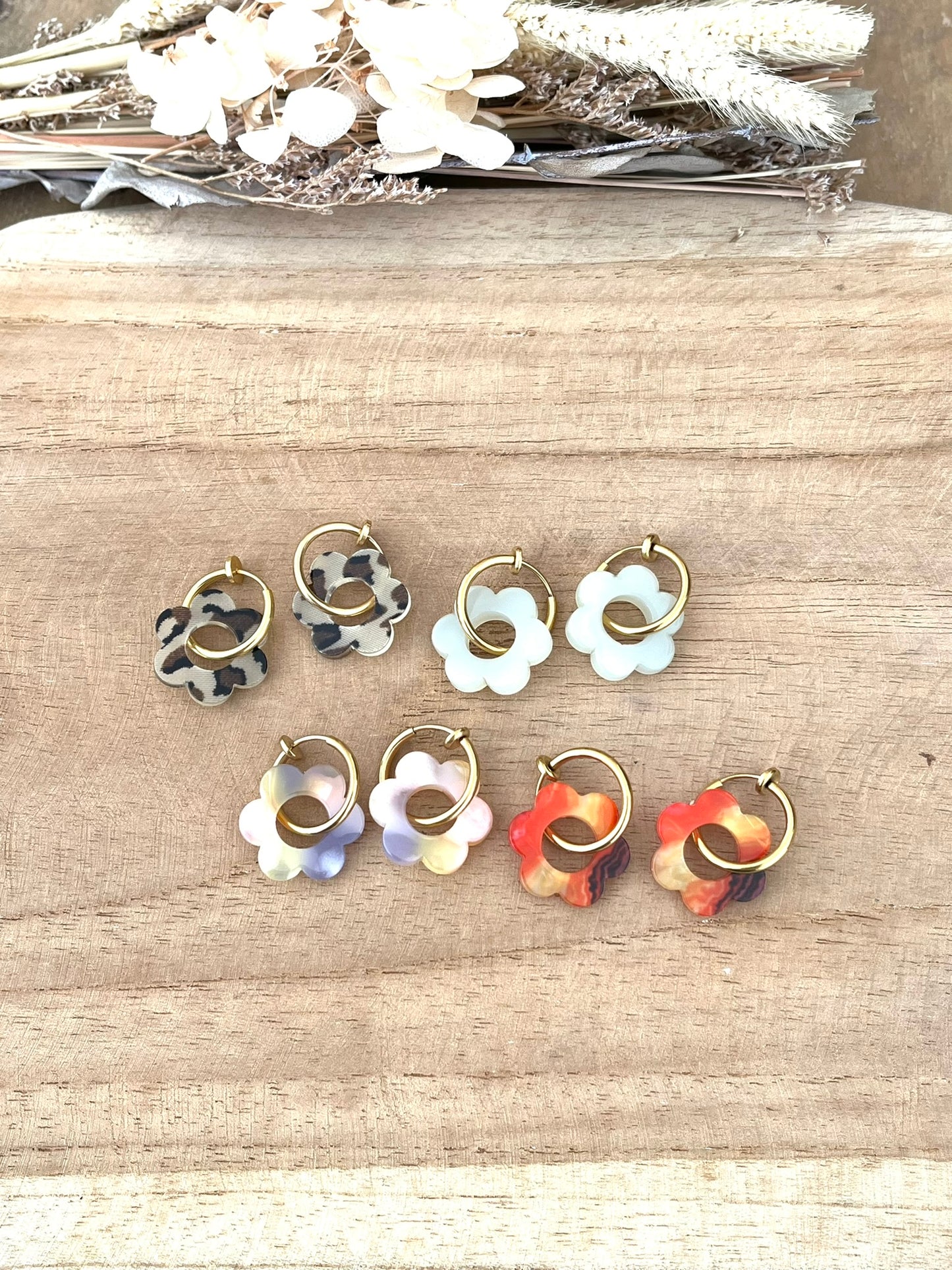 Boucles d'oreilles créoles à clip pour oreilles non percées.
Créoles en acier inoxydable doré.
Fleur en acrylique.
Bijou fantaisie fait main.