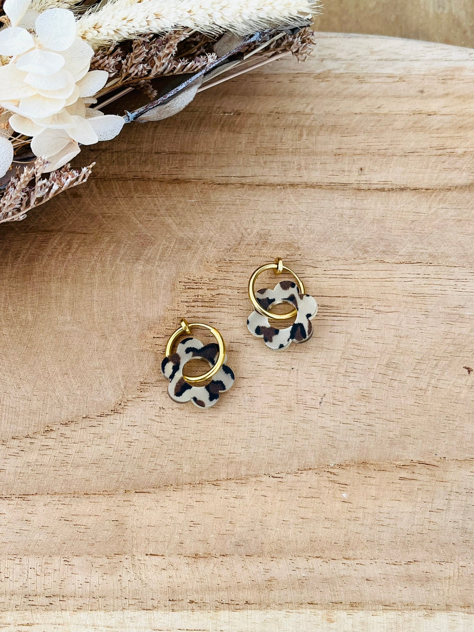 Boucles d'oreilles créoles à clip pour oreilles non percées.
Créoles en acier inoxydable doré.
Fleur en acrylique imprimé léopard.
Bijou fantaisie fait main.
