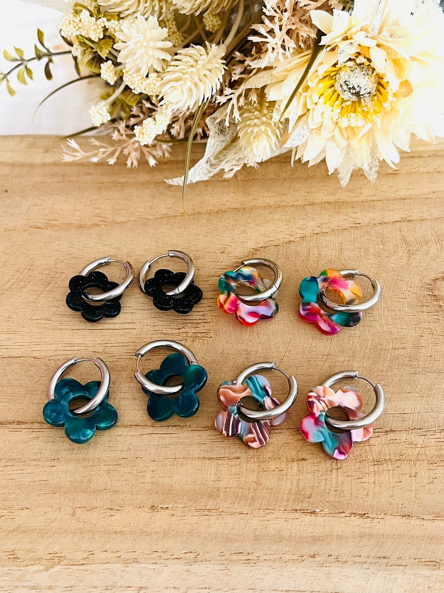 Boucles d'oreilles créoles fantaisie faites main.
Créoles en acier inoxydable couleur argent.
Pendentif fleur en acrylique noir, vert, multicolore ou rose/vert.
Bijou fantaisie fait main.