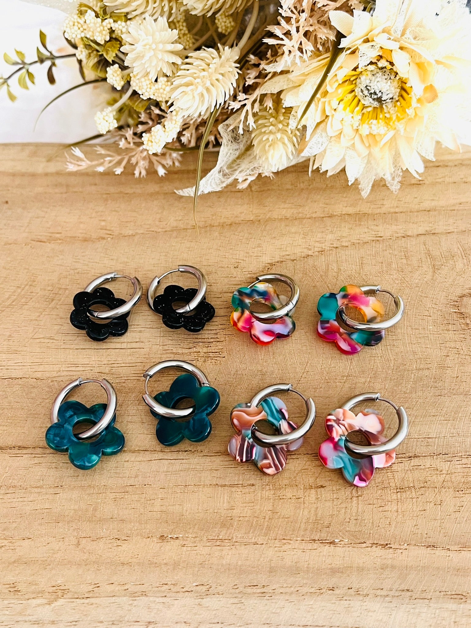 Boucles d'oreilles créoles fantaisie faites main.
Créoles en acier inoxydable couleur argent.
Pendentif fleur en acrylique noir, vert, multicolore ou rose/vert.
Bijou fantaisie fait main.