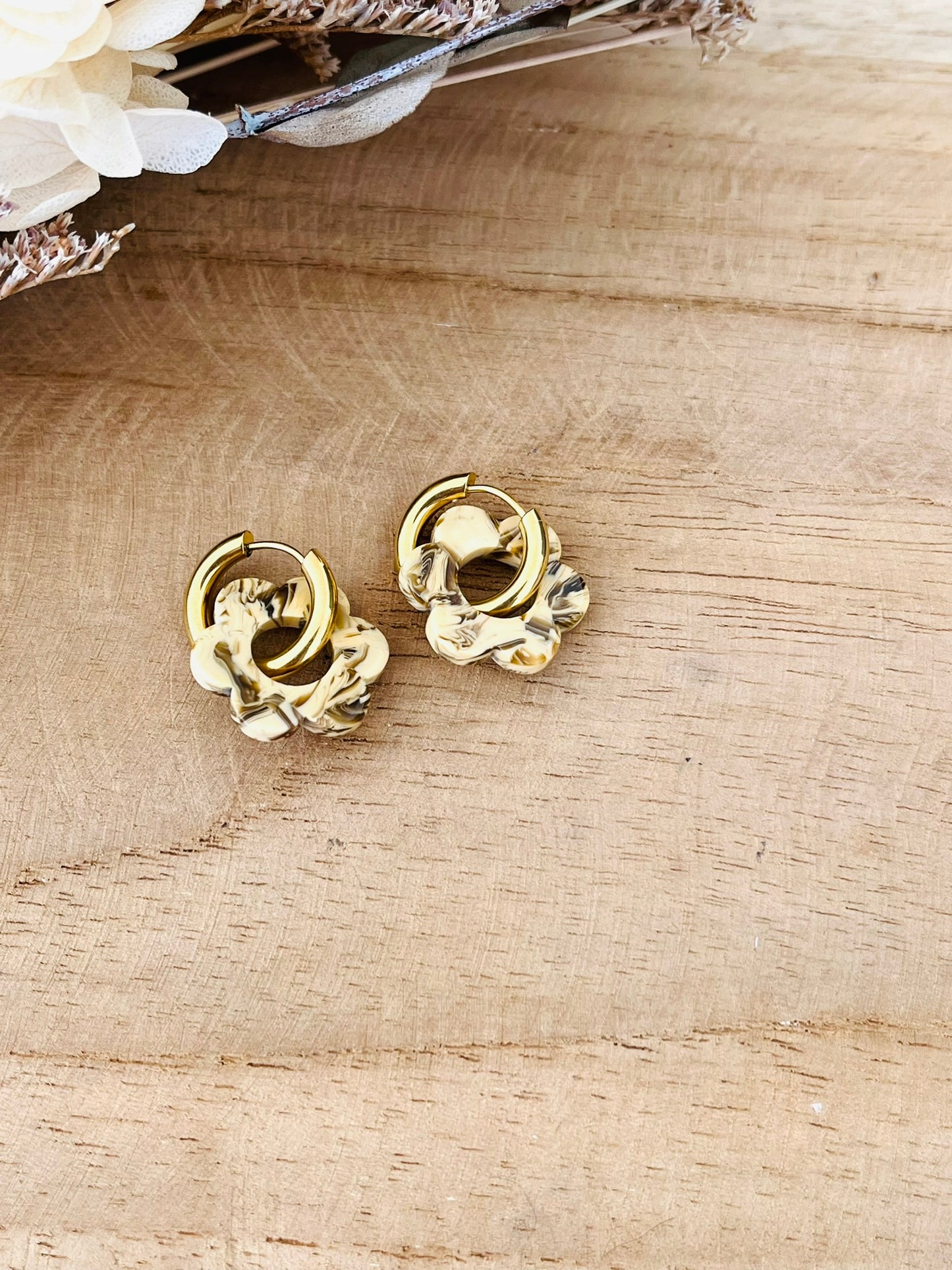 Boucles d'oreilles créoles fantaisie faites main.
Créoles en acier inoxydable doré de 15mm.
Fleur en acrylique de 18mm marbré caramel marron.
Bijou fantaisie fait main.