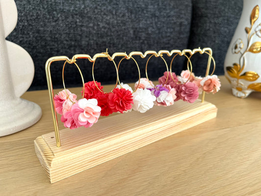 Boucles d'oreilles fantaisie fait main.
Créoles fines en acier inoxydable doré. Fleurs en tissu dans les tons de rose, beige, blanc, corail.
6 modèles différents.
Bijou fantaisie fait main.
