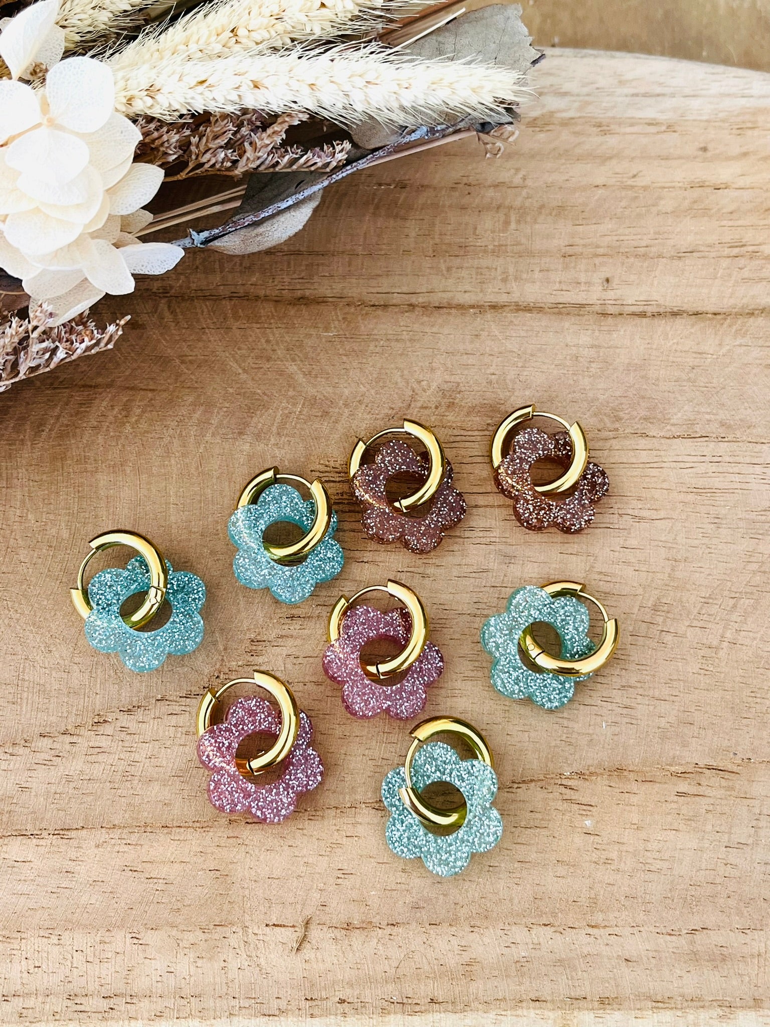 Boucles d'oreilles créoles fantaisie faites main.
Créoles en acier inoxydable doré de 15mm.
Fleur en acrylique de 18mm, couleur pailletée.
Bijou fantaisie fait main.