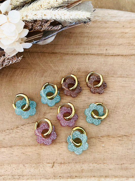 Boucles d'oreilles créoles fantaisie faites main.
Créoles en acier inoxydable doré de 15mm.
Fleur en acrylique de 18mm, couleur pailletée.
Bijou fantaisie fait main.