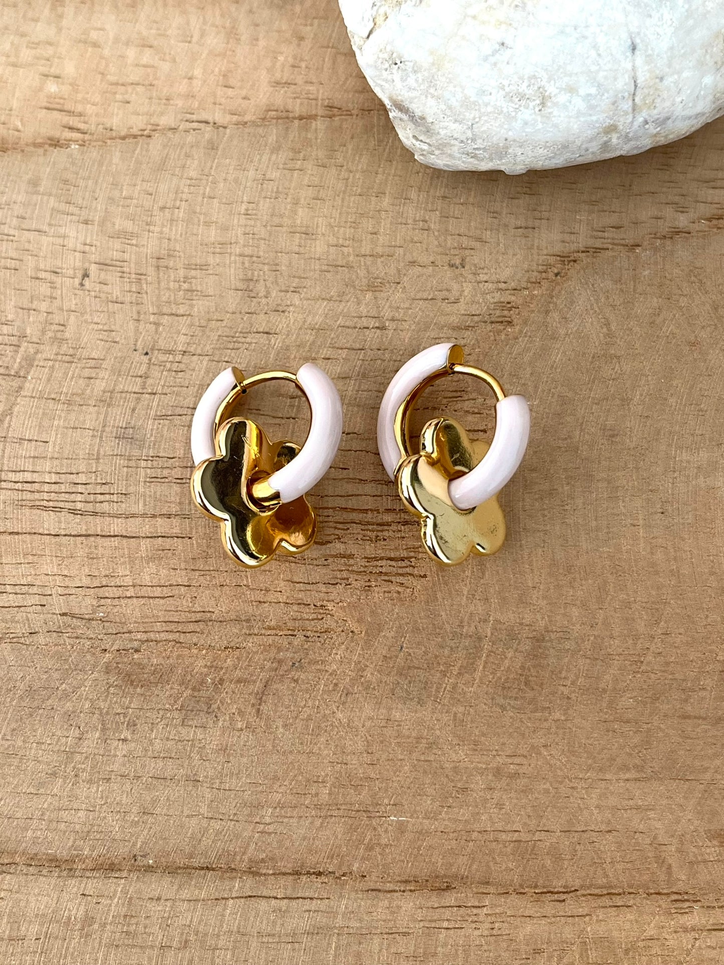 Boucles d'oreilles créoles en acier inoxydable doré et émail noir, marron, beige ou gris.
Fleur en laiton doré.
Boucles d'oreilles fantaisie fait main