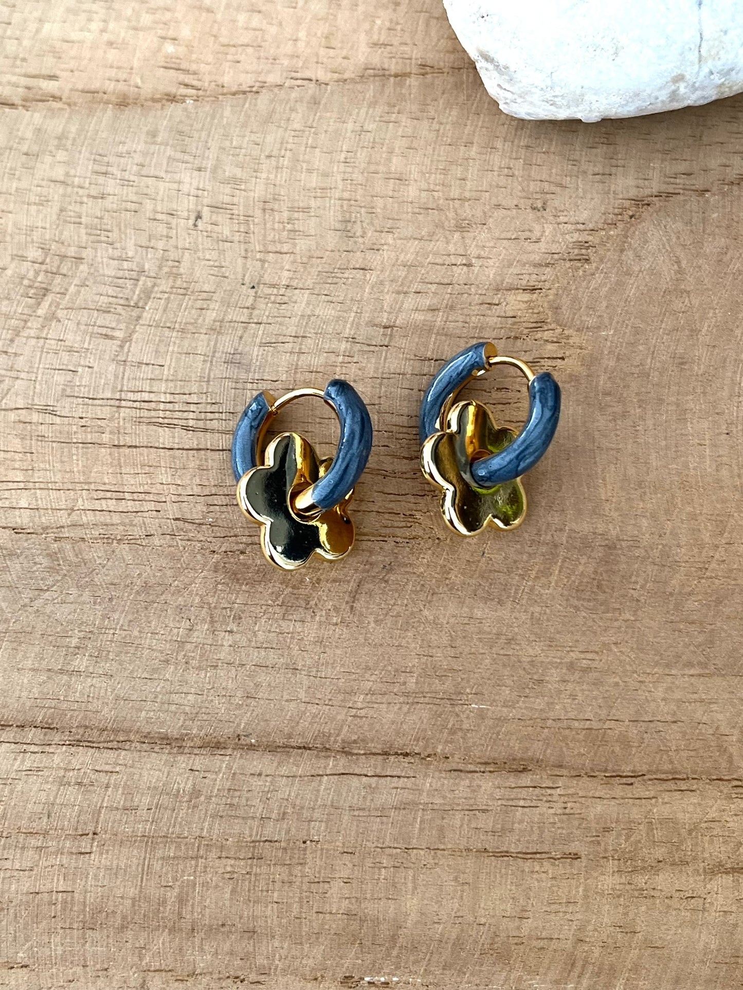 Boucles d'oreilles créoles en acier inoxydable doré et émail noir, marron, beige ou gris.
Fleur en laiton doré.
Boucles d'oreilles fantaisie fait main