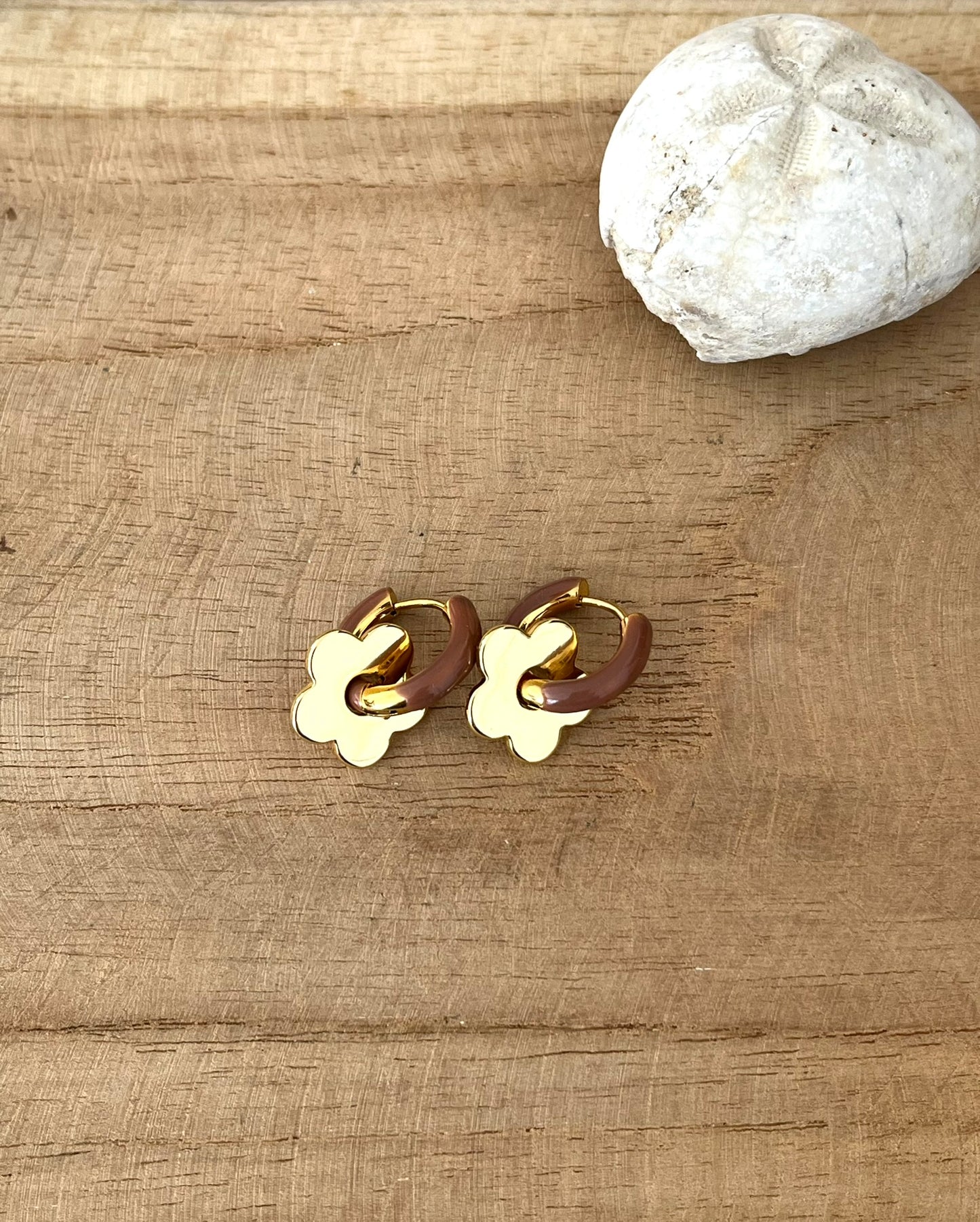 Boucles d'oreilles créoles en acier inoxydable doré et émail noir, marron, beige ou gris.
Fleur en laiton doré.
Boucles d'oreilles fantaisie fait main