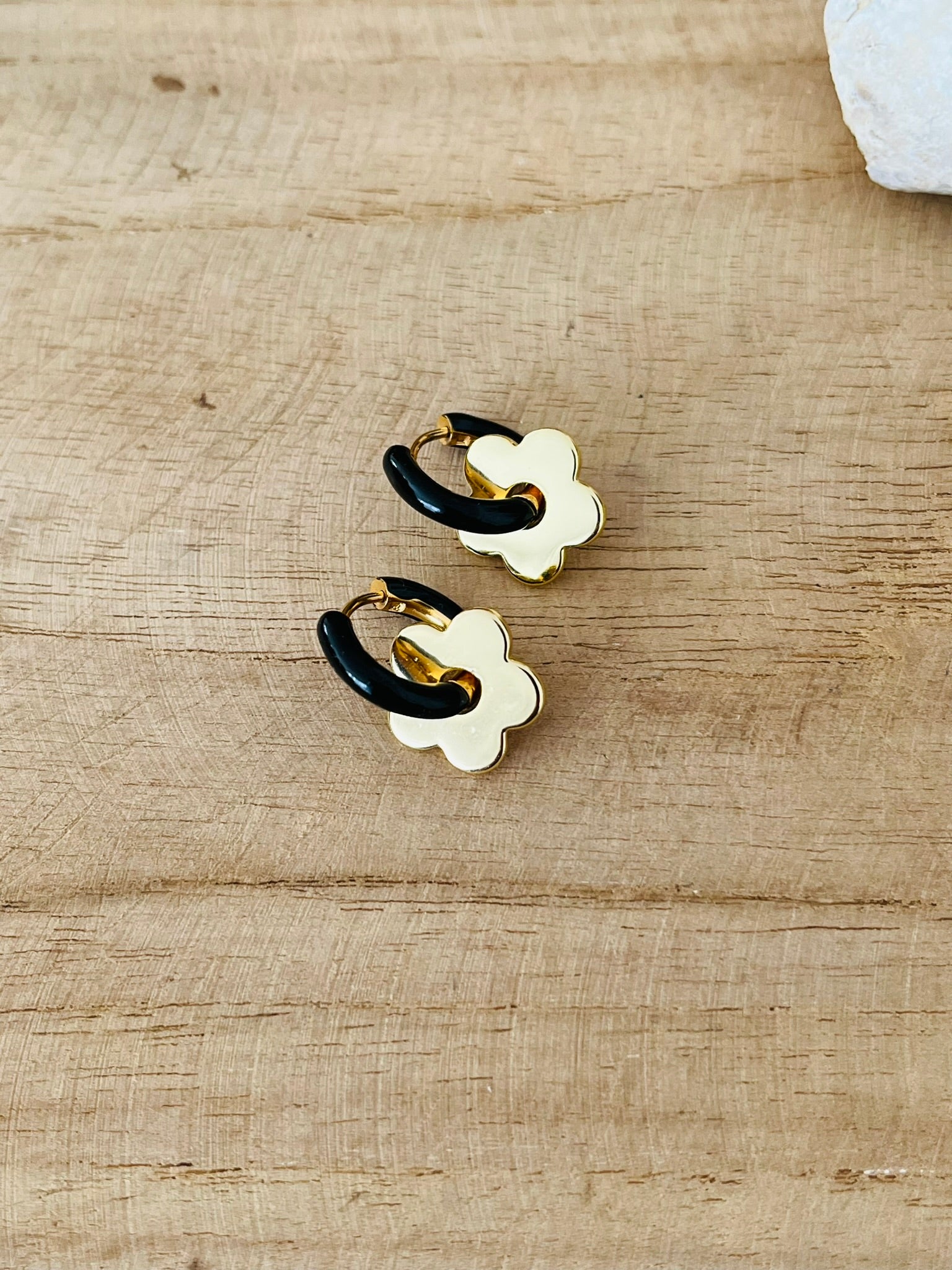 Boucles d'oreilles créoles en acier inoxydable doré et émail noir, marron, beige ou gris.
Fleur en laiton doré.
Boucles d'oreilles fantaisie fait main