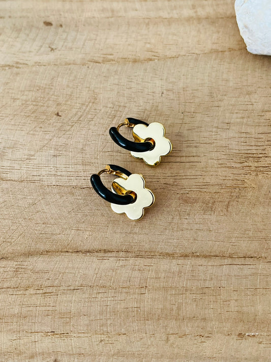 Boucles d'oreilles créoles en acier inoxydable doré et émail noir, marron, beige ou gris.
Fleur en laiton doré.
Boucles d'oreilles fantaisie fait main